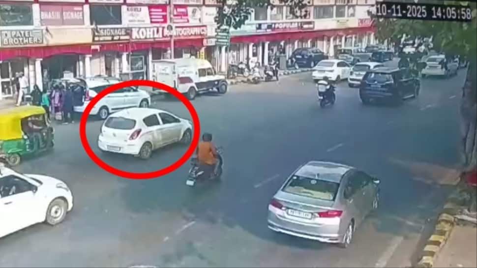 Delhi: Bomber Dr. Umar Un Nabi Spotted Driving Explosives-Laden Car Through Connaught Place Hours Before Red Fort Blast | WATCH