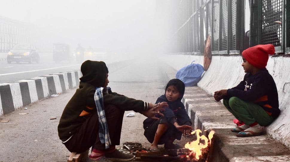 Thick Smog Chokes Delhi: AQI Near ‘Very Poor’ As Temperatures Dip To Single Digits