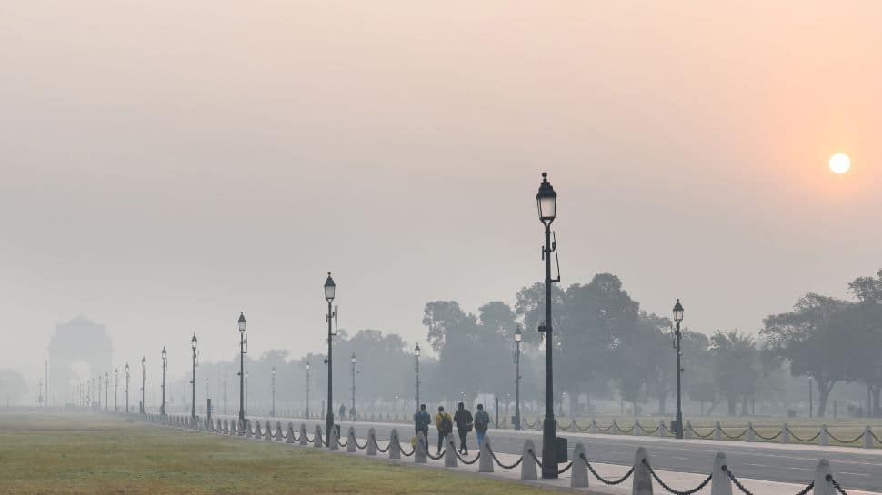 Delhi Chokes Under Toxic Smog As AQI Hits 399, Multiple Areas Record Severe Pollution Levels
