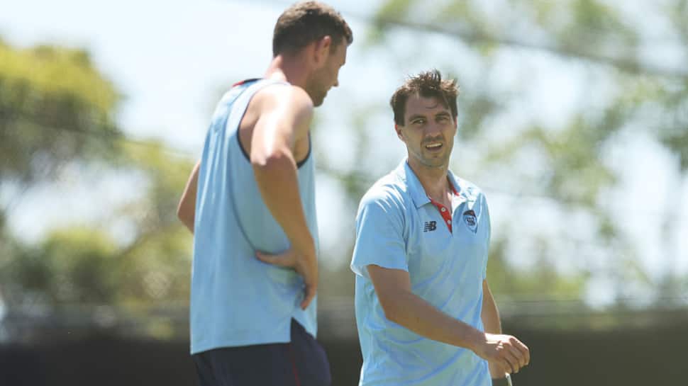 पैट कमिंस पिंक बॉल से ट्रेनिंग कर रहे हैं क्योंकि हेज़लवुड ब्रिस्बेन डे-नाइट टेस्ट से पहले रिकवरी कर रहे हैं