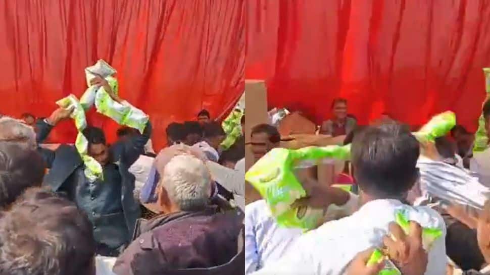 Stampede-Like Rush For Chips At UP Mass Wedding ceremony Leaves Company Injured | Viral Video Stampede-Like Rush For Chips At UP Mass Wedding ceremony Leaves Company Injured | Viral Video