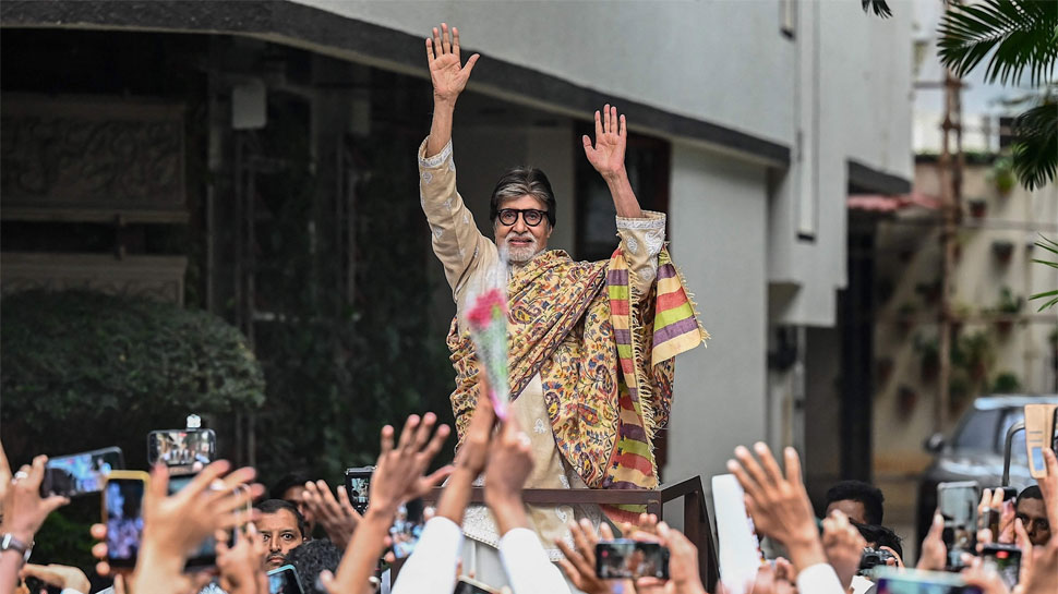 Big B's Sunday Ritual At Jalsa
