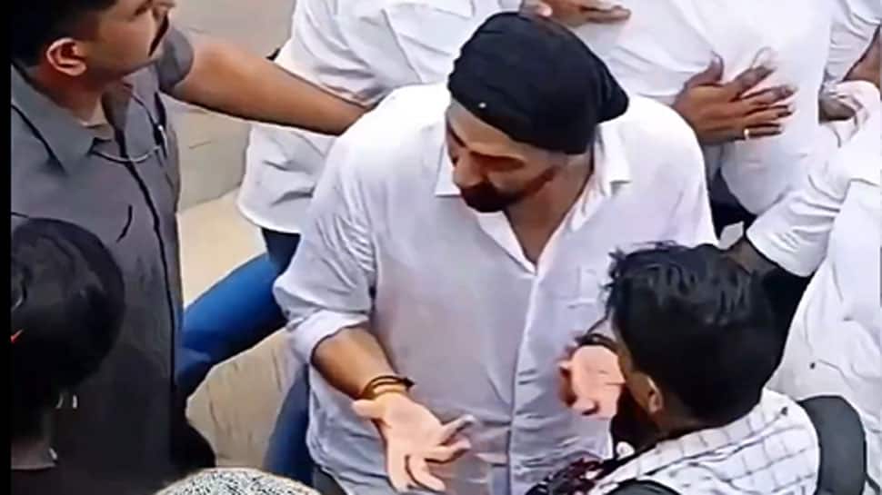 Sunny Deol Loses Cool At Paparazzi During Dharmendra's Asthi Visarjan In Haridwar, 'Kitne Paise Chahiye...'