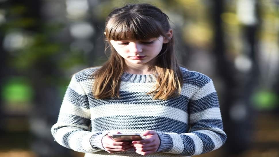 Smartphone Addiction Among Kashmir’s Children Reaches ‘Epidemic Levels,’ Warn Doctors