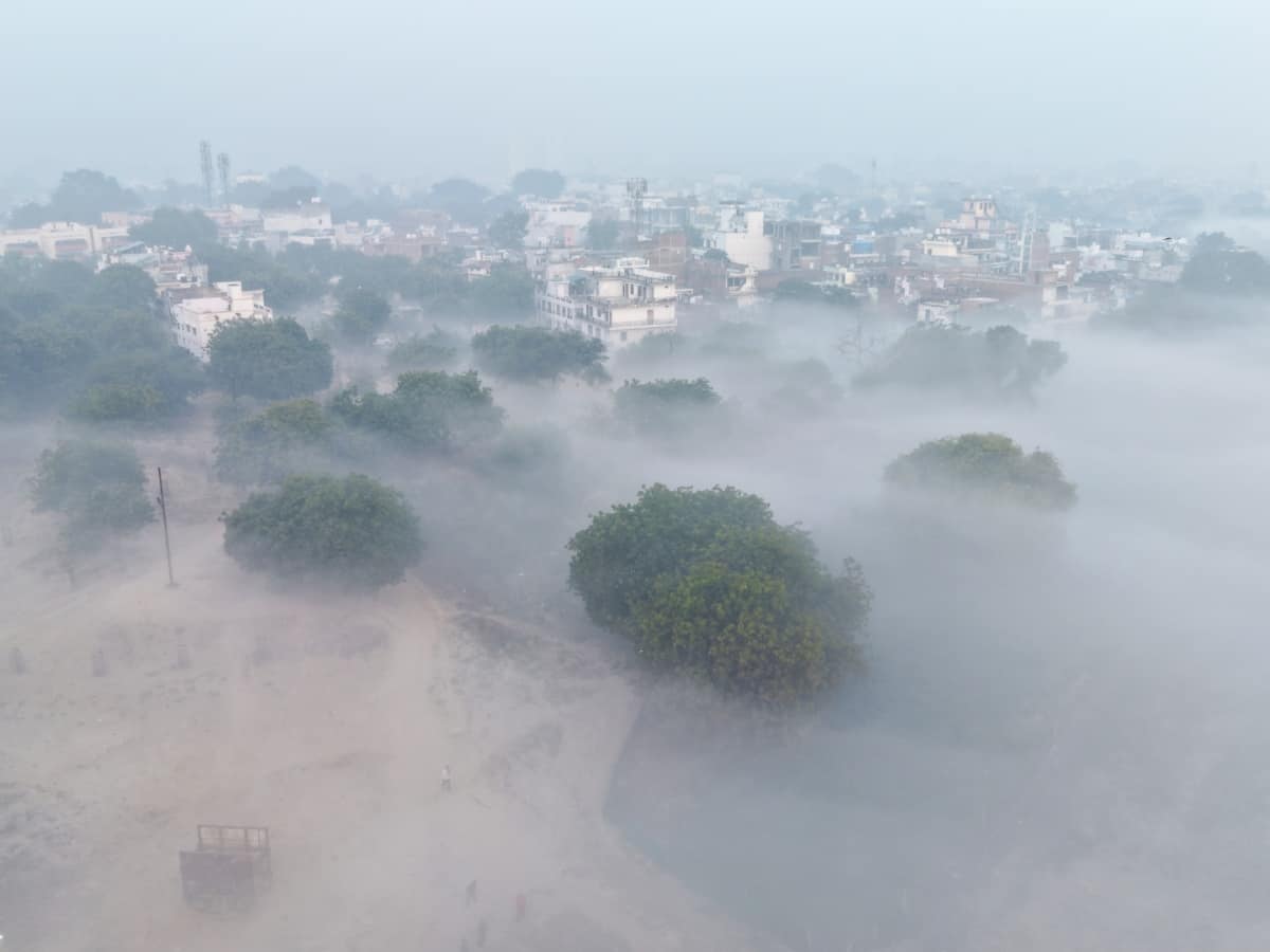 North India Fog Crisis: IMD Issues Red Alert For UP, 16 States Blanketed; Delhi AQI Hits 400 With Strict `No PUC, No Fuel` Rule