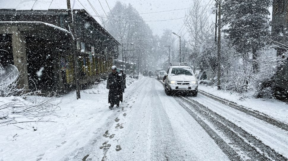 Snowfall Hits Kashmir, Ends Dry Spell; Roads Closed, Flights Cancelled