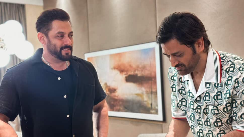 Bhai Meeets Mahi Bhai: MS Dhoni Spotted At Salman Khan’s 60th Birthday Bash, Viral Photo Takes Social Media By Storm - WATCH