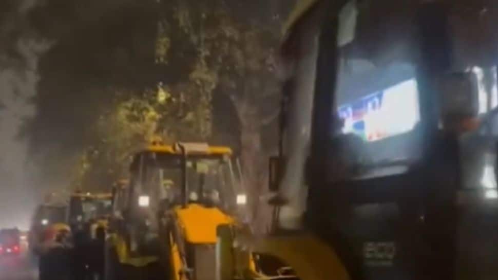 MCD Demolishes Encroachments Near Turkman Gate Mosque; Stone-Pelting Sparks Brief Tension | Video