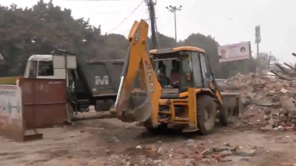 5 Cops Injured In Stone-Pelting During MCD Demolition Near Turkman Gate; 10 Arrested | Video