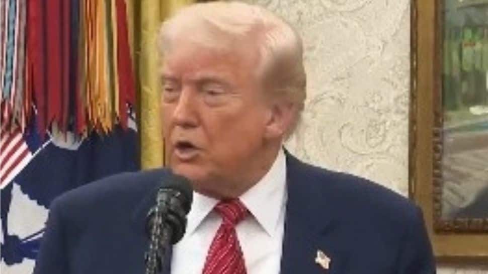 Awkward Moment? Donald Trump Reads Out Loud Marco Rubio's Private Note During Meeting | WATCH