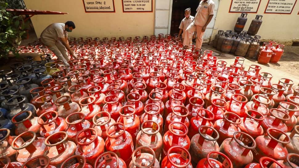 Delhi Free LPG Cylinder Scheme 2026: How To Apply, Eligibility & DBT Details For Holi