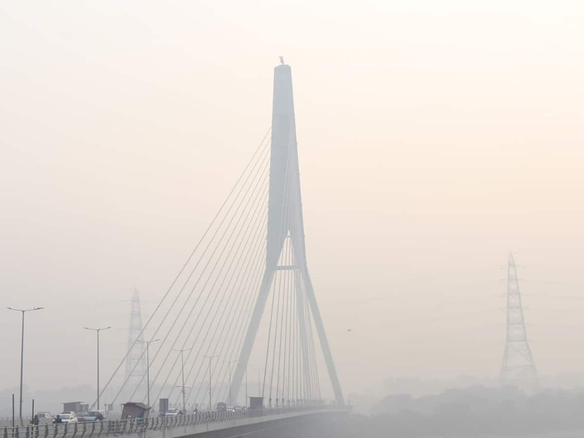 Delhi's Air Quality Remains 'Very Poor' with AQI Of 330; Rain Expected