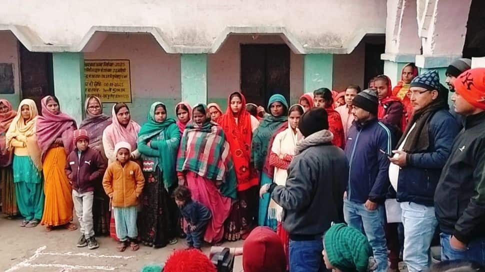 Bihar: Jeevika workers stage protest outside JD(U) office over unpaid benefits