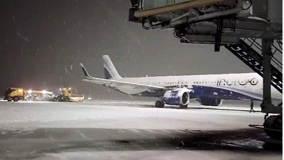 BREAKING | Srinagar flight cancellations: 20+ flights grounded as heavy snow shuts airport & NH-44 highway