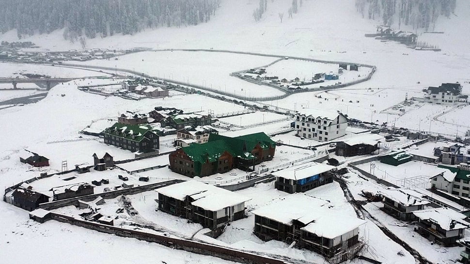 Heavy Snowfall Turns Kashmir into ‘Winter Paradise’; Flights Cancelled, Highways Shut