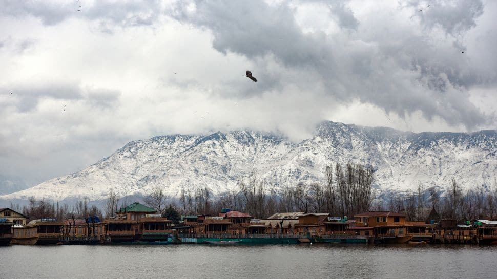 J-K: Severe cold grips Kashmir after season`s first snowfall; Gulmarg records -12 degree Celsius