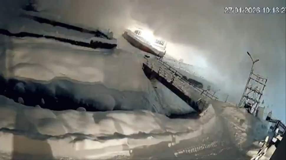 J-K: Massive avalanche hits Sonamarg amid heavy snowfall; no casualties reported | WATCH VIDEO