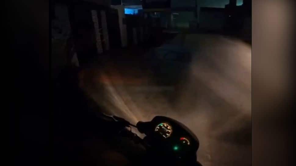 Watch: ‘Aap bhooton se darte ho?’ Woman asks delivery agent to enter graveyard in viral video