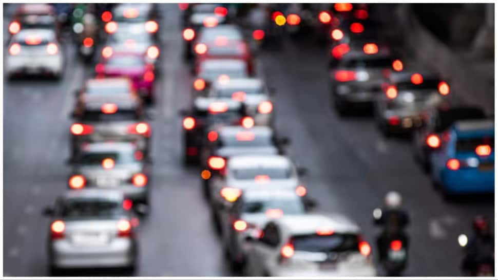 Mumbai–Pune Expressway traffic chaos after gas tanker overturns; passengers stranded for hours