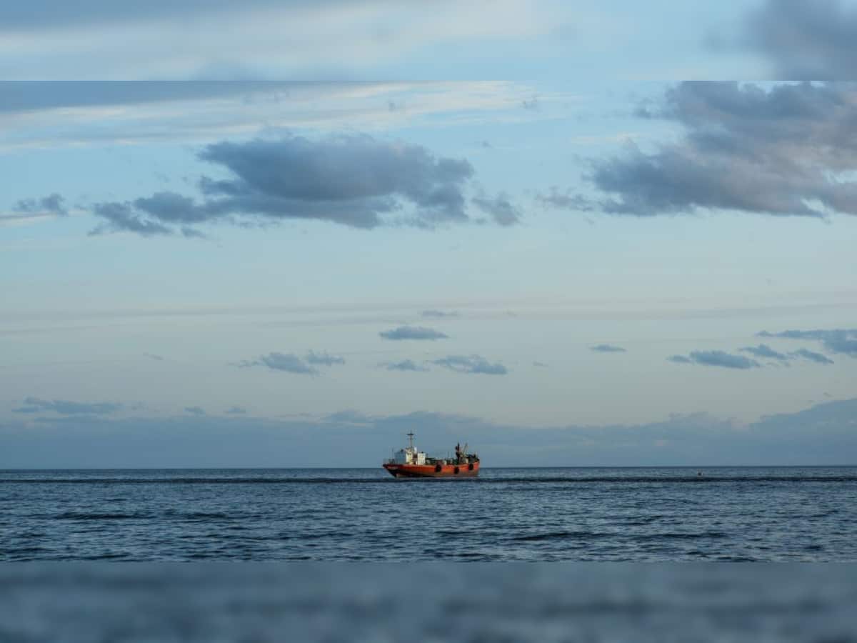 US cautions American ships in Strait of Hormuz to stay away from Iranian water