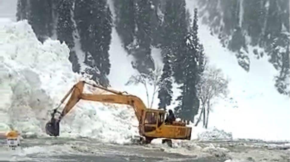 J-K: Avalanche blocks Bhaderwah-Pathankot road, BRO clears path