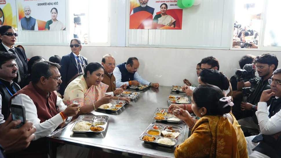 Delhi LG Vinai Saxena, CM Rekha Gupta inaugurate 25 new Atal Canteens