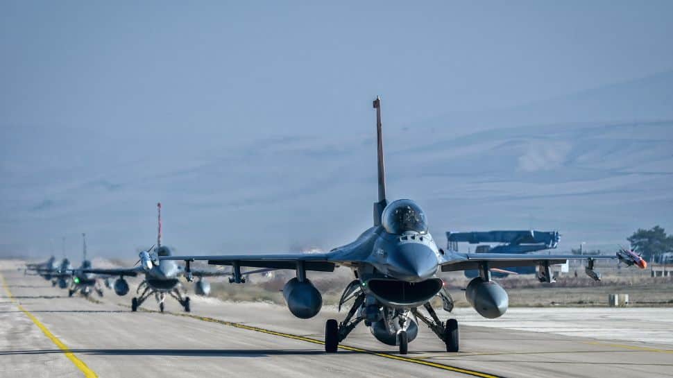 Turkish Air Force F-16 crashes in Balikesir: Pilot killed in training accident near Bursa-İzmir highway | SHOCKING video