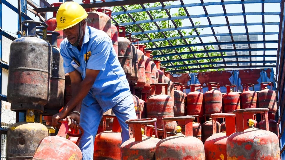 LPG gas price today: 25-day rule triggers black market fears; domestic cylinders hit Rs 2,000