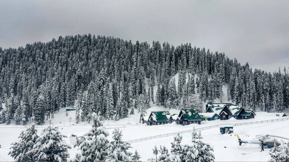 Fresh snowfall in Kashmir’s higher reaches, Rain in Plains; Key roads shut