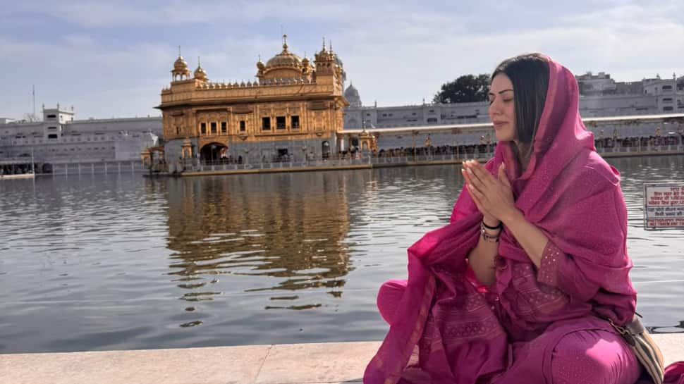 Hansika Motwani spends some peaceful time at the Golden Temple after divorce