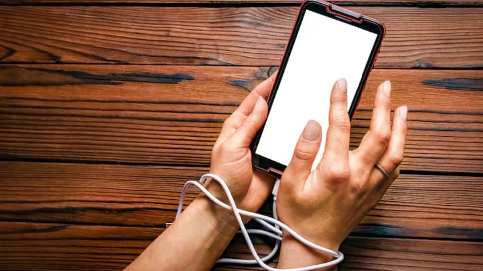 Your phone is secretly messing with your eating habits and it’s worse than you think