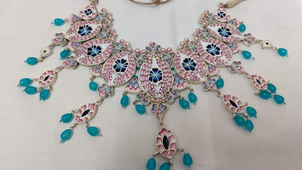 The brilliance of Kashi’s Gulabi Meenakari shines, UP’s handicraft dazzles at the India International Jewellery Show