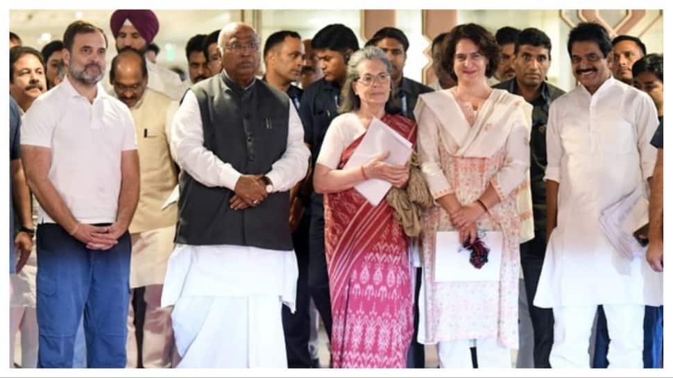 Congress gets notice to vacate Delhi`s Akbar, Raisina Road offices by March 28 - Report