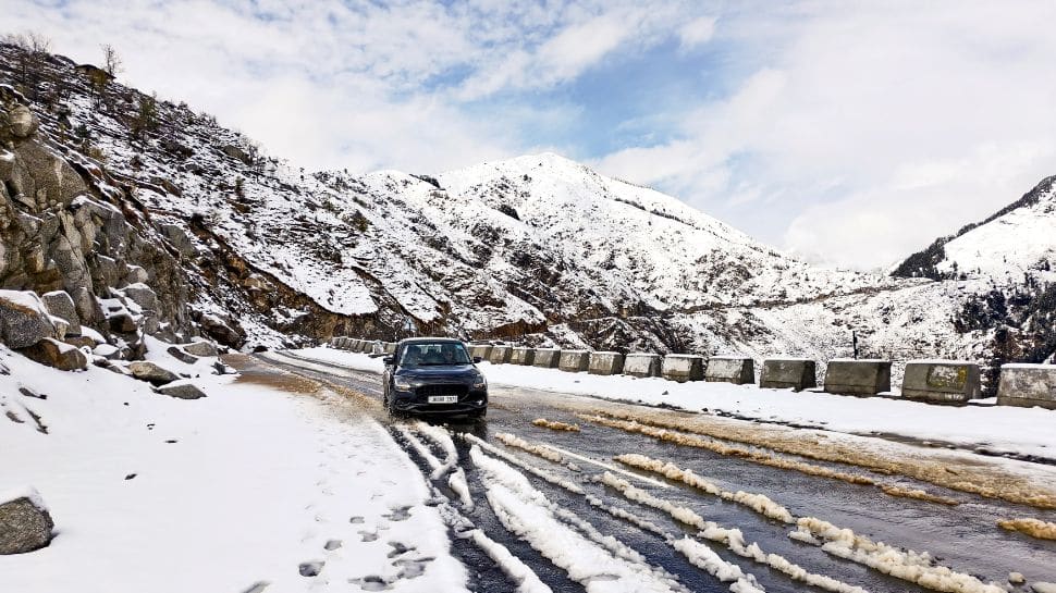 Heavy snowfall affects vehicle movement in J&K