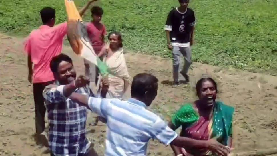 West Bengal: TMC, BJP workers clash during election campaign in Hooghly