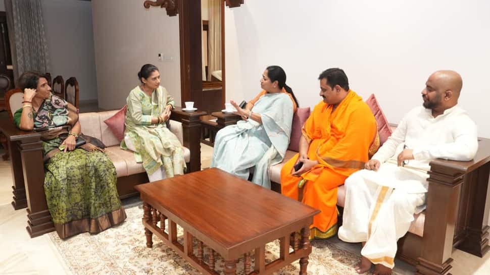 Delhi CM Rekha Gupta meets Mithali Raj, discusses progress around Nari Shakti Vandan Adhiniyam