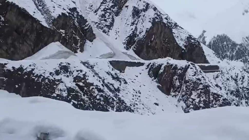 Snowfall, avalanches grip Zojila Pass and Gurez Valley; schools shut, travel alerts issued