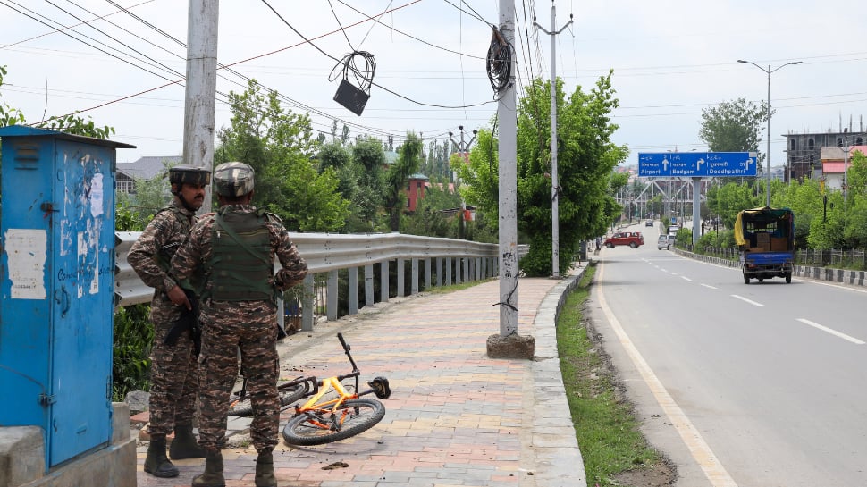 2 US Nationals held at Srinagar Airport with satellite phones