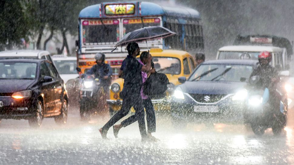 Kolkata braces for rain and thunderstorms, orange alert in North Bengal | India News | Zee News