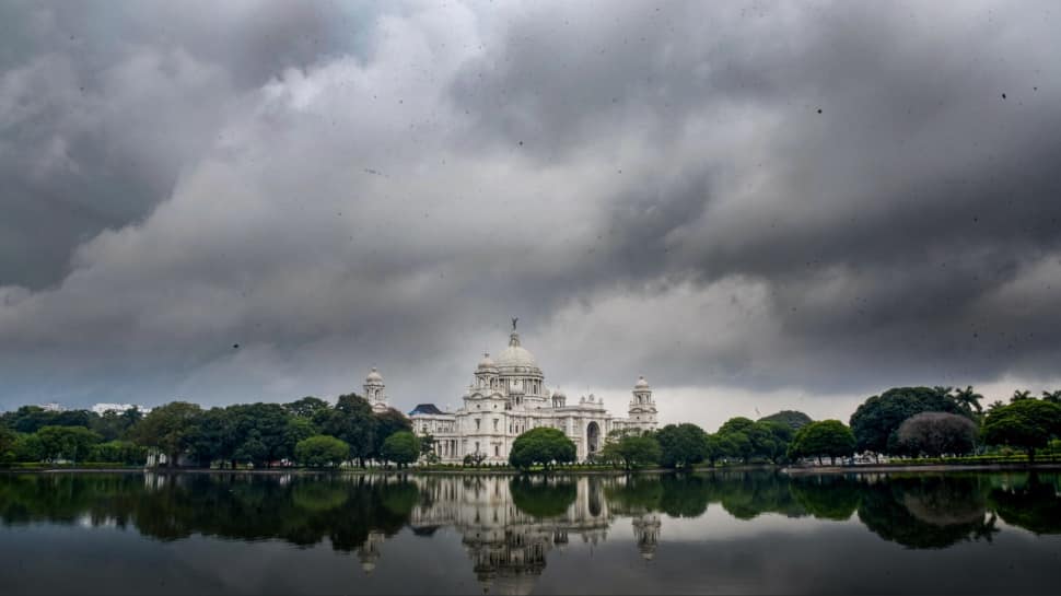Kolkata weather: Mercury plummets by 7°C as thunderstorms lash Bengal; rain forecast to continue until Sunday