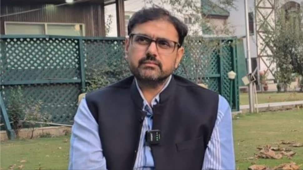 J&K Minister Satish Sharma takes tonga to Secretariat to promote fuel conservation
