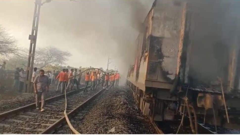 Massive fire breaks out in Delhi-bound Rajdhani Express near MP`s Ratlam, passengers safely evacuated