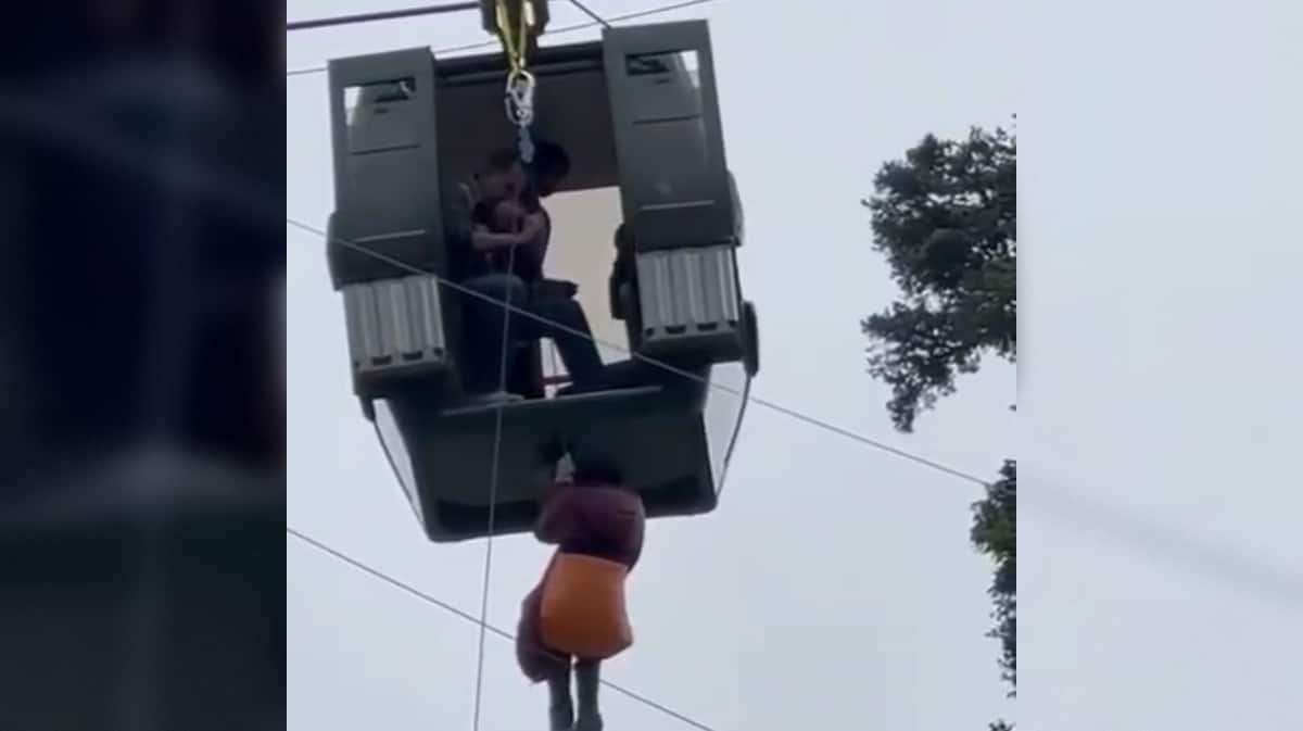 Hundreds of tourists stranded mid-air after technical snag in Gulmarg cable car, rescue underway