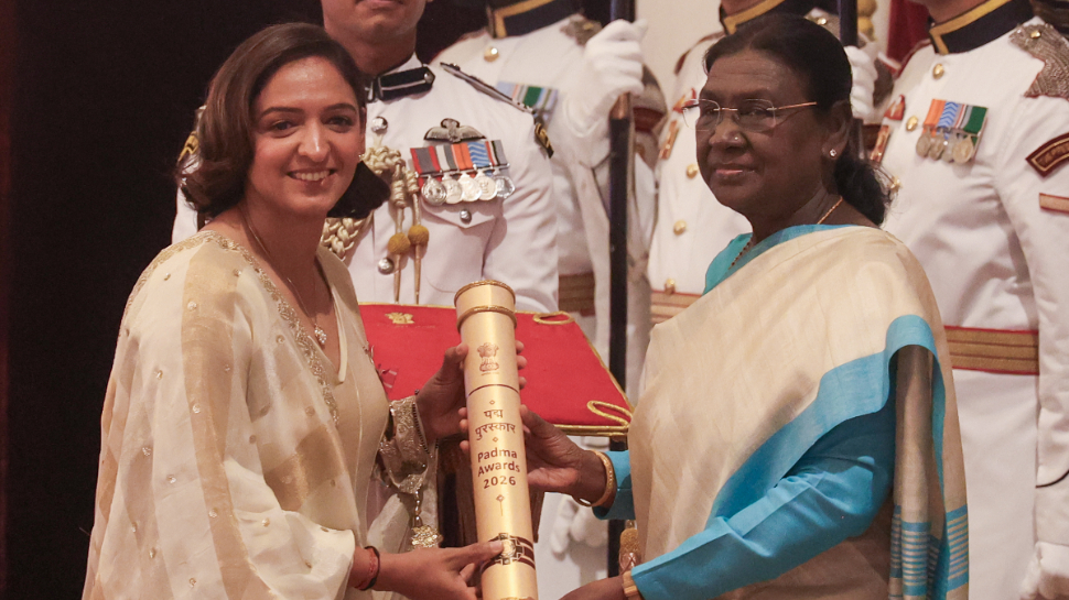 India captain Harmanpreet Kaur conferred with Padma Shri by president Droupadi Murmu - WATCH