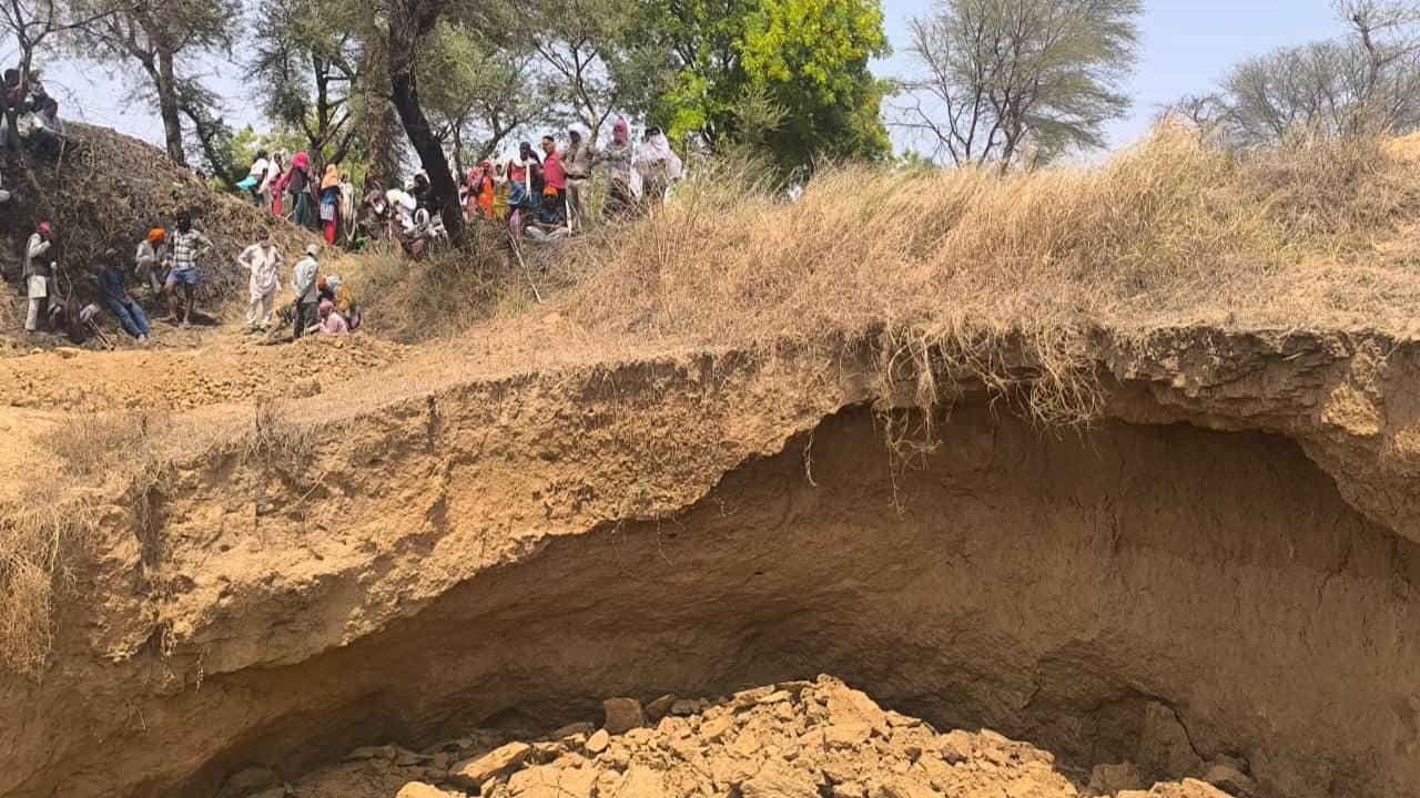 Labourer dies, four feared trapped after under-construction well collapses in MP`s Panna