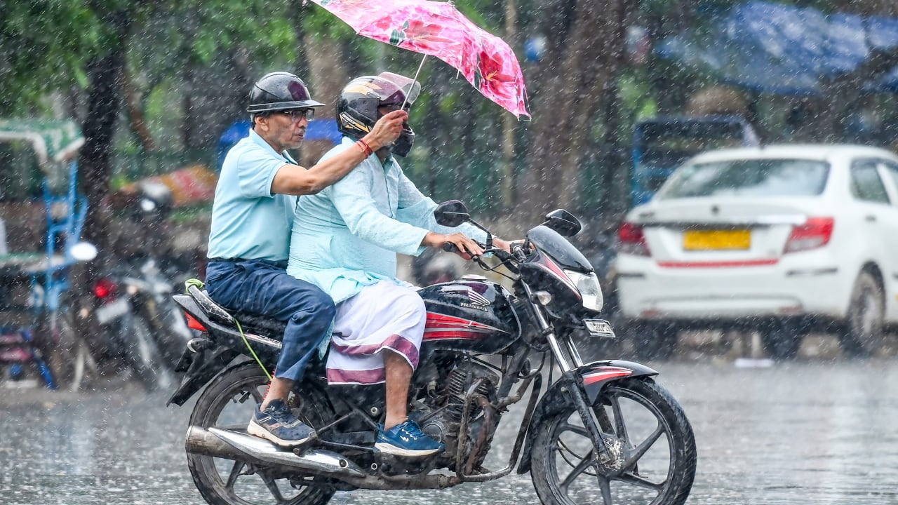 Phones buzz with `severe thunderstorm alert` across Delhi-NCR, winds to cross 80 Kmph as rain lashes parts of the region