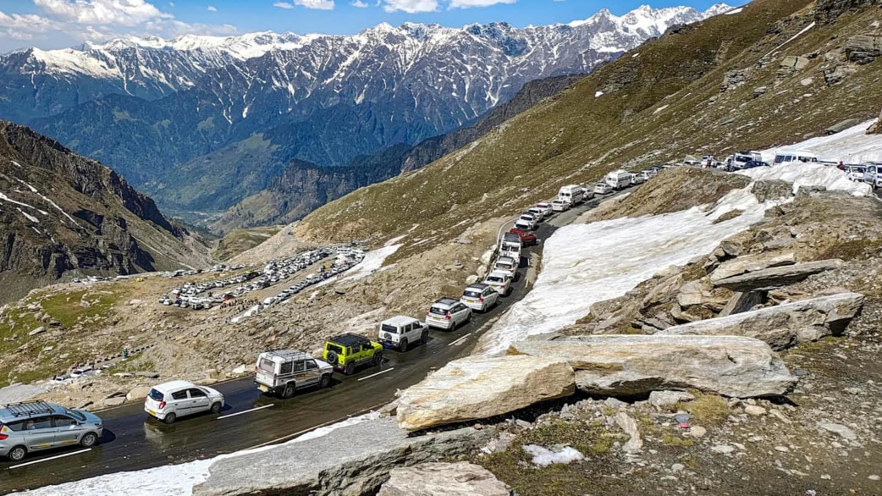 mountain-traffic-jam-updates-himachal-uttarakhand-tourism