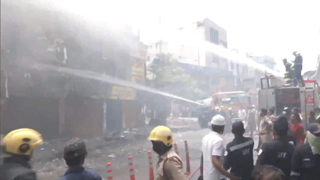 Massive fire breaks out at KSR Fashions in Ameerpet; Hyderabad Traffic Police issue urgent advisory for SR Nagar route | VIDEO