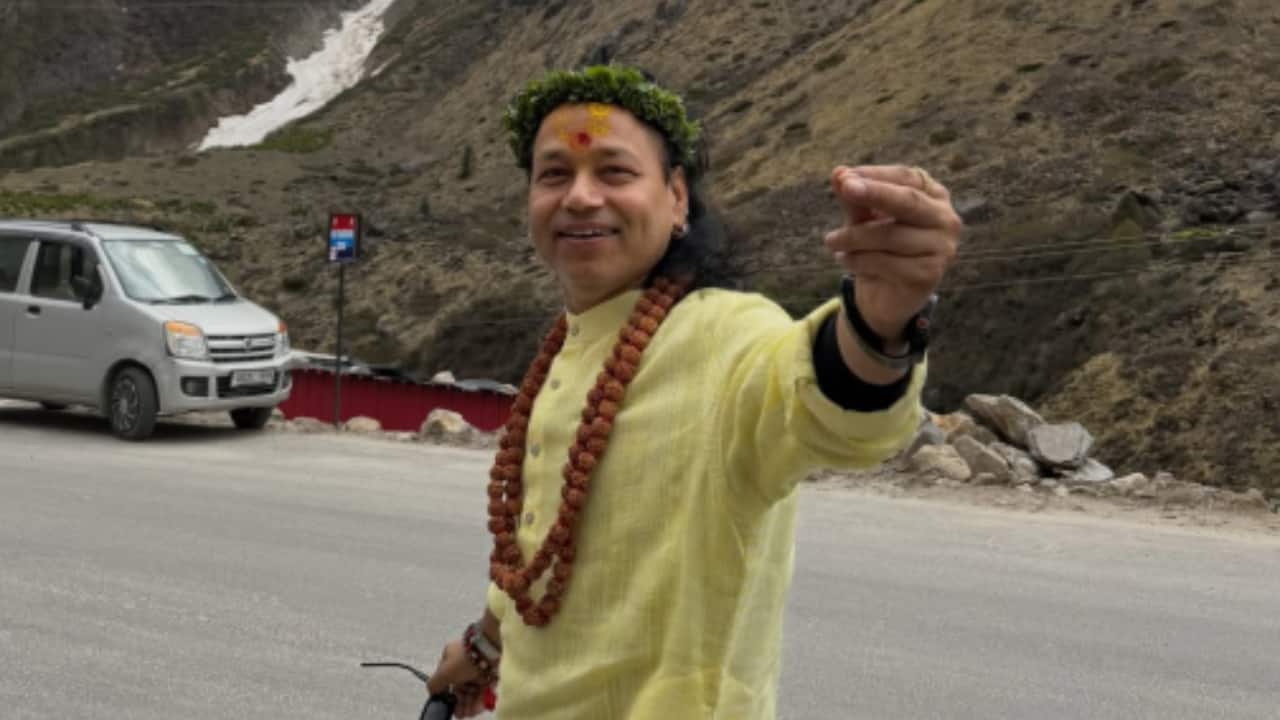 Kailash Kher offers prayers at Mahakaleshwar Temple, attends sacred Bhasma Aarti in Ujjain