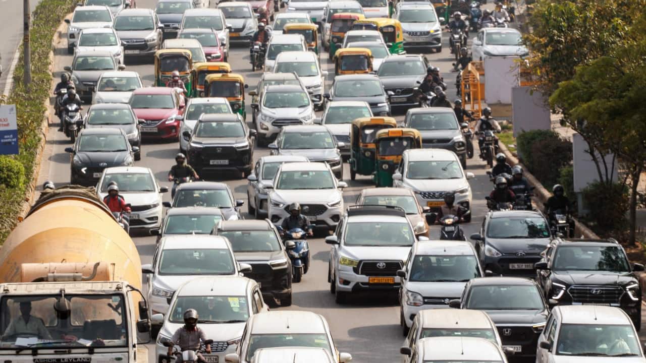Delhi traffic alert: Emergency pipeline repair near Ashram Chowk triggers 2-hour commute delays